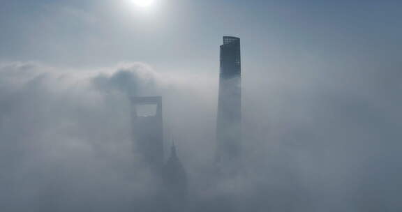 上海中心大厦云雾航拍