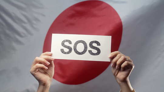 日本国旗背景下的女性手持sos报警紧急卡