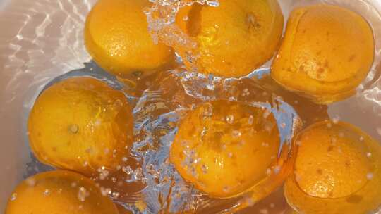 橙子入水溅起水花画面 橘子掉入水中