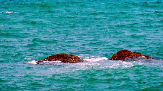 海景海面上风浪拍打礁石