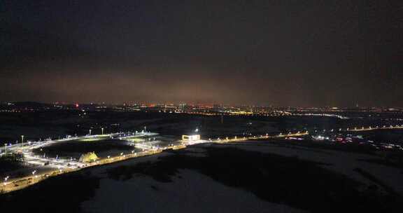 夜间航拍雪地上的城市道路灯光秀