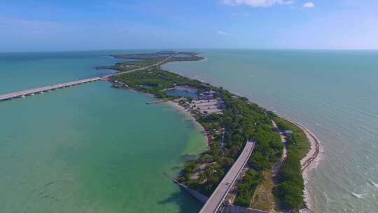 道路从浅海延伸到陆地天线