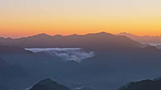 夏季早晨群山日出云海阳光照耀航拍