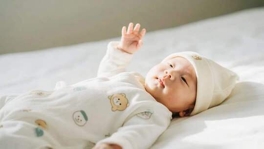 婴儿的成长与呵护瞬间