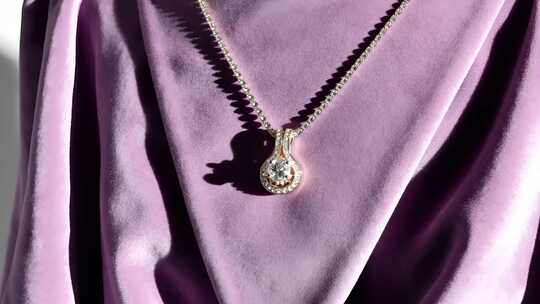 紫色绒布上的钻石项链