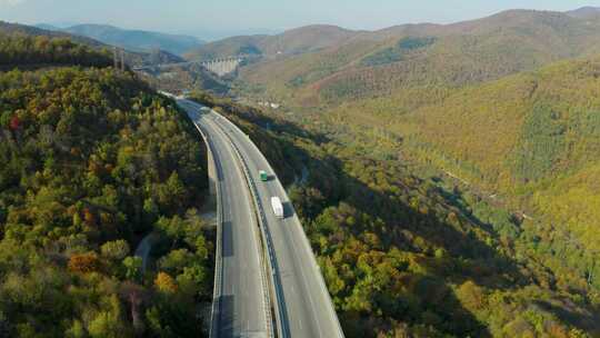 山间高速公路上有车辆行驶的航拍画面