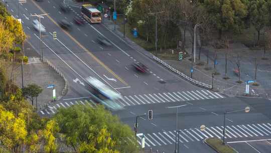 十字路口树木斑马线车辆车流秩序慢门延时