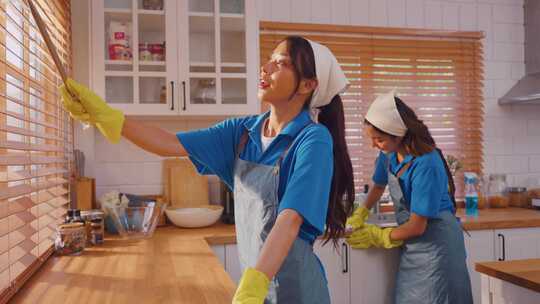 亚洲年轻女性清洁团队在家里的厨房工作和清