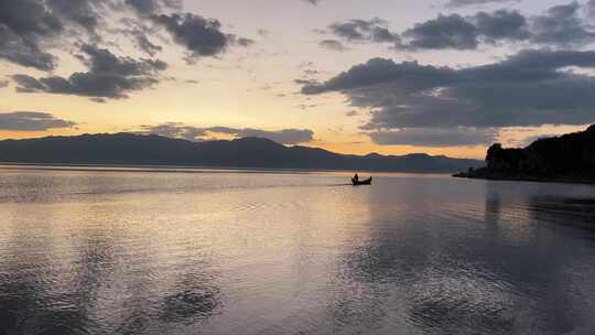 夕阳水上泛舟渔船