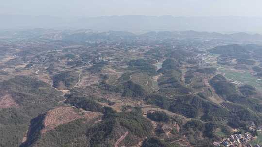 俯瞰山林乡村全景