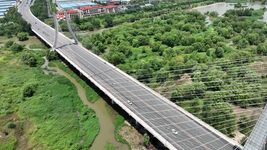 蓝天白云绿色生态城市桥梁河流交通