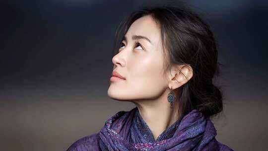 东方女性沉思眺望未来