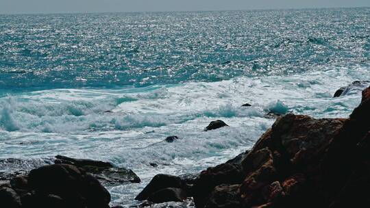 海浪慢镜头海浪拍打礁石