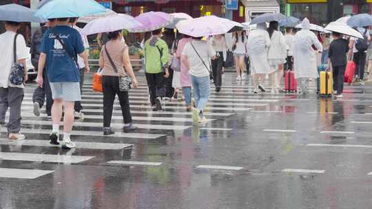 下雨天城市人流人群斑马线过马路暴雨天气