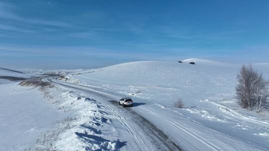 追拍丘陵地带冰雪道路汽车行驶