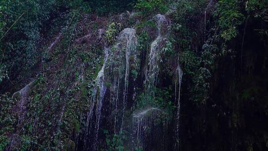 悬崖峭壁上的水流