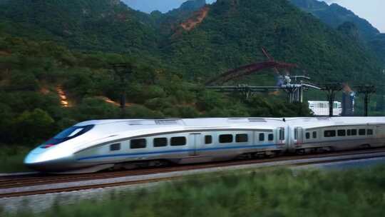 山间行驶的高速列车