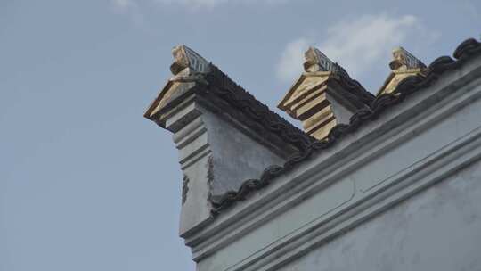蓝天白云下徽派建筑的屋檐房顶古建筑瓦片视频素材模板下载