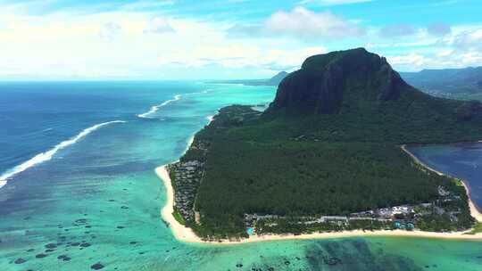 鸟瞰毛里求斯岛全景和著名的Le Morne Brabant山，美丽的蓝色泻湖