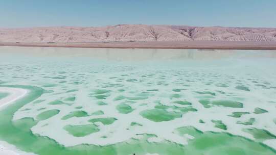 青海海西芒崖翡翠湖绿色盐湖航拍视角