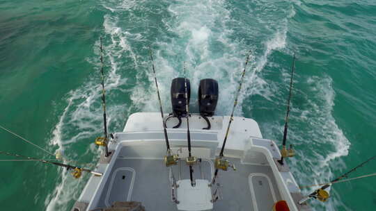 带渔具的摩托艇在海洋中航行视频素材模板下载