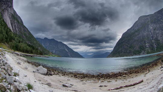 挪威湖泊上空时移的云彩