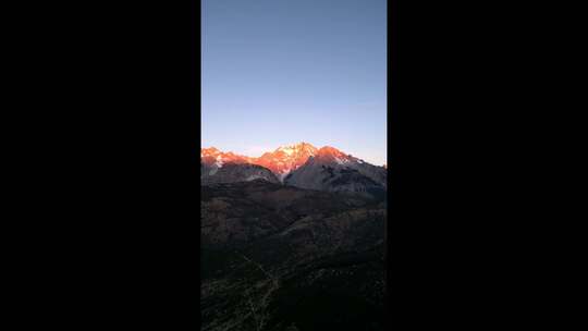 玉龙雪山日照金山