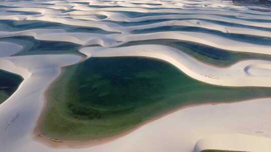 巴西标志性的雨水湖和沙丘。Lencois Maranhens巴西。