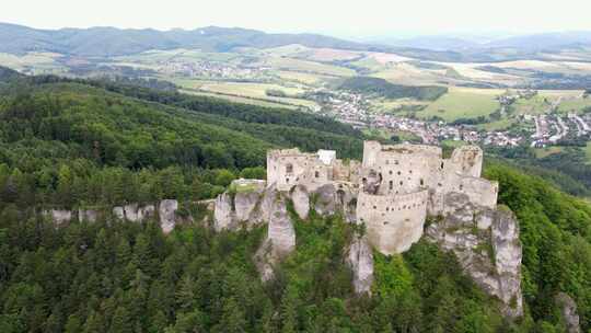 斯洛伐克Lietava村城堡的鸟瞰图视频素材模板下载