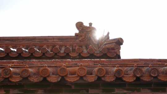 阳光穿过故宫古建筑屋檐琉璃瓦片升格慢镜头