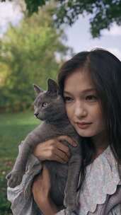 一个抱着宠物猫的女人