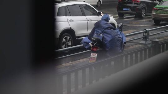 雨天城市街头路口公交视频素材模板下载