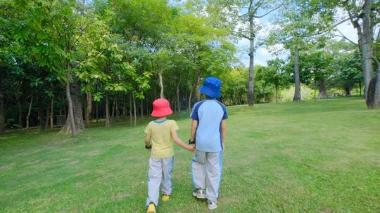 小朋友小学生亲近大自然草地玩耍奔跑视频素材模板下载