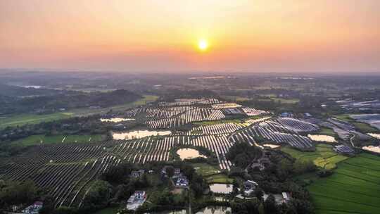 日出时分太阳光光伏发电站航拍延时摄影