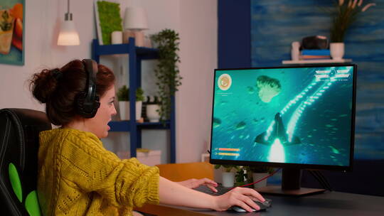 女孩在玩电子游戏视频素材模板下载