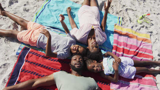 一家人躺在沙滩上大笑