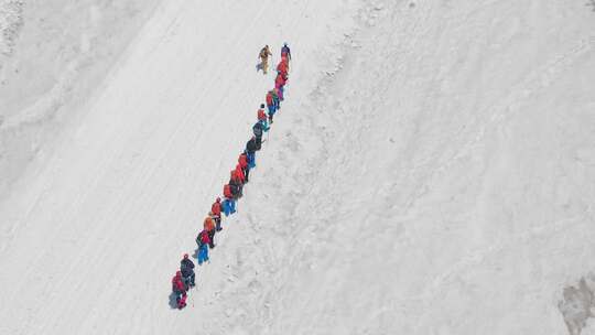登山队登顶阿尔卑斯山营地的鸟瞰图