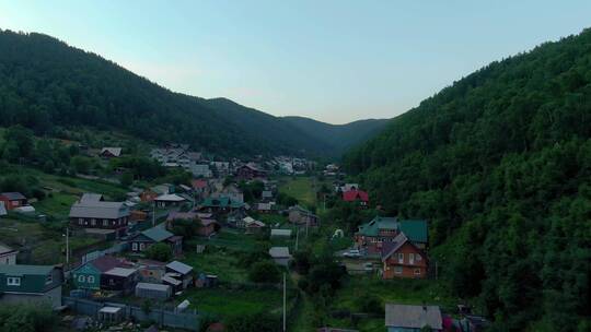 飞越森林山之间的村庄