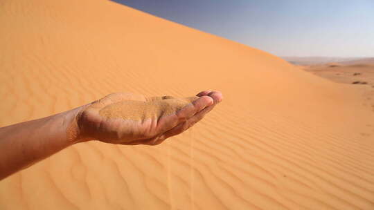 沙漠的沙子单手穿过手指视频素材模板下载