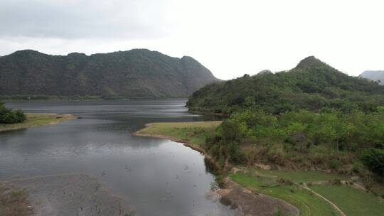 山峦河流