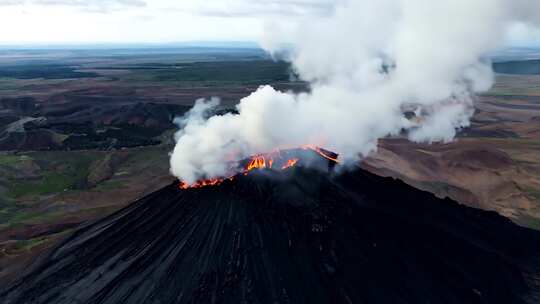 火山喷发壮观景象，烟雾缭绕火光冲天