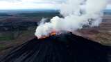 火山喷发壮观景象，烟雾缭绕火光冲天高清在线视频素材下载