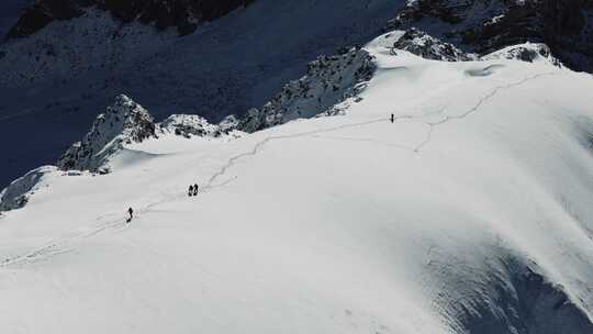 登山攀登雪山航拍