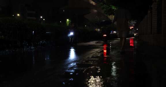 城市雨夜下雨骑车人行人