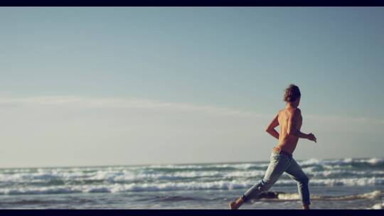海岸边奔跑的男人视频素材模板下载