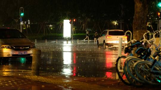 夜晚街道大雨天气出行视频素材模板下载