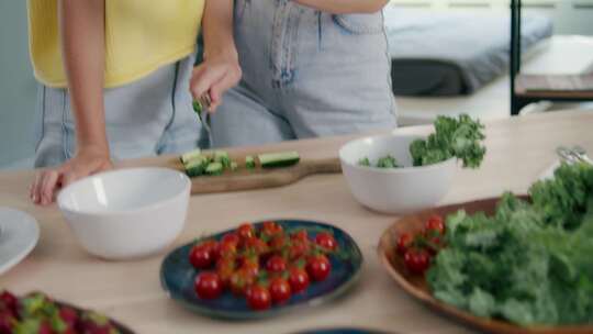 女人互相喂食