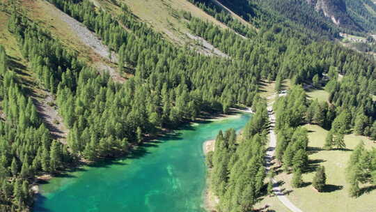 山川和小溪的景观