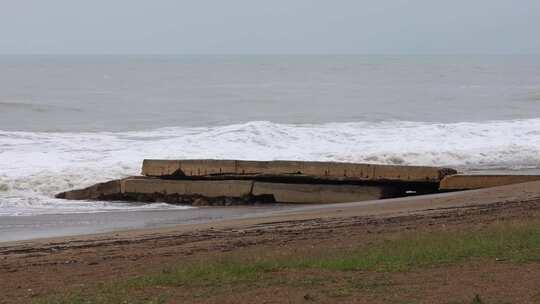 强烈的海浪冲击着海岸