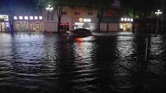 台风贝碧嘉携带暴雨造成道路积水出行不便